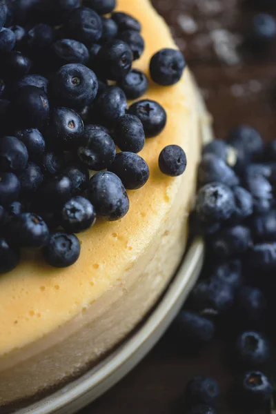 Primo Piano Una Torta Formaggio Decorata Con Mirtilli — Foto Stock