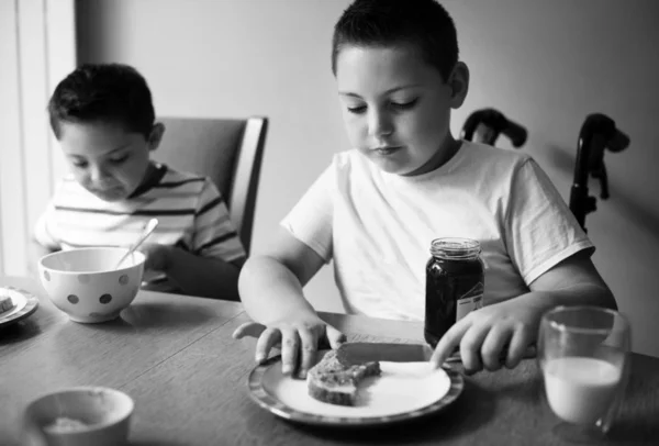 Chlapci Mají Ranní Snídani — Stock fotografie