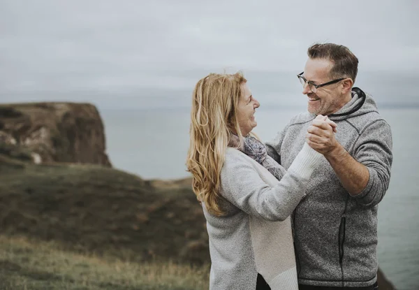 Casal Sênior Romântico Dançando Uma Colina — Fotografia de Stock