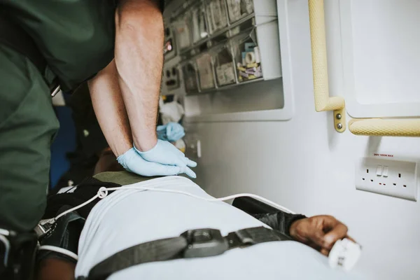 Ambulancier Réanimant Patient Dans Une Ambulance — Photo