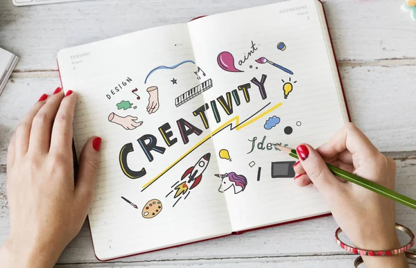 Jovem Mulher Desenhando Criatividade Caderno — Fotografia de Stock