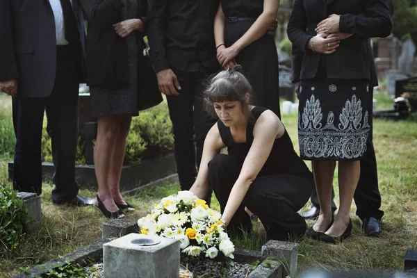 Famille Posant Des Fleurs Sur Tombe — Photo