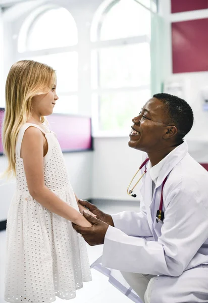 Pediatra Amichevole Che Parla Con Suo Piccolo Paziente — Foto Stock