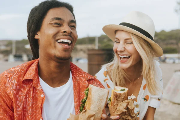 Pareja Citas Comer Sándwiches Picnic Playa —  Fotos de Stock