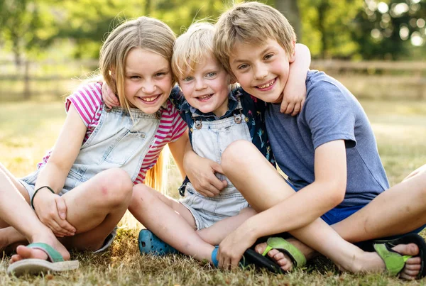 Siblings Putting Arms Each Other — Stock Photo, Image