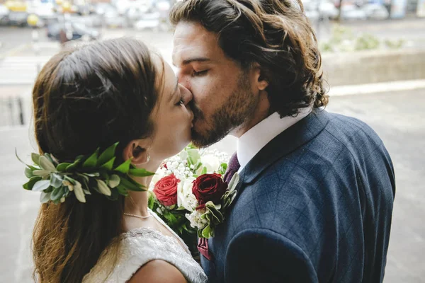 Braut Und Bräutigam Küssen Sich Vor Der Kirche — Stockfoto