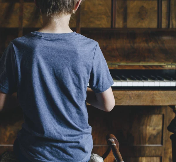 Мальчик Играет Пианино — стоковое фото
