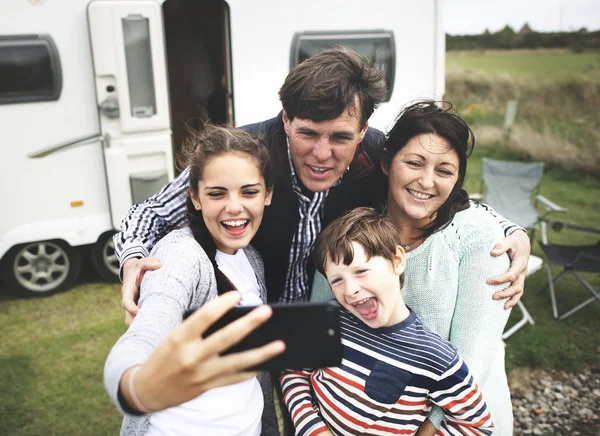 Keluarga Bahagia Mengambil Selfie — Stok Foto