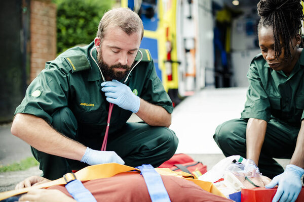 Парамедики спасают критического пациента