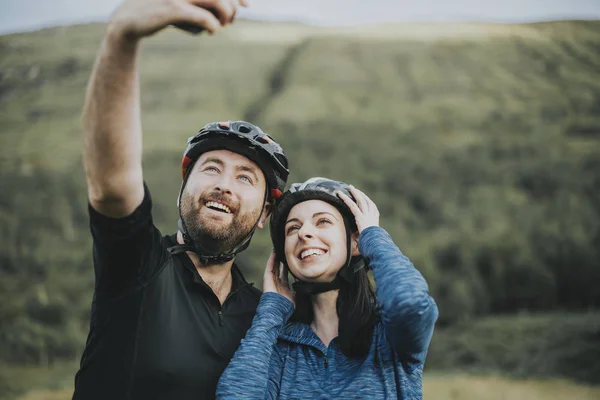 Casal Tirando Uma Selfie Passeio Bicicleta — Fotografia de Stock