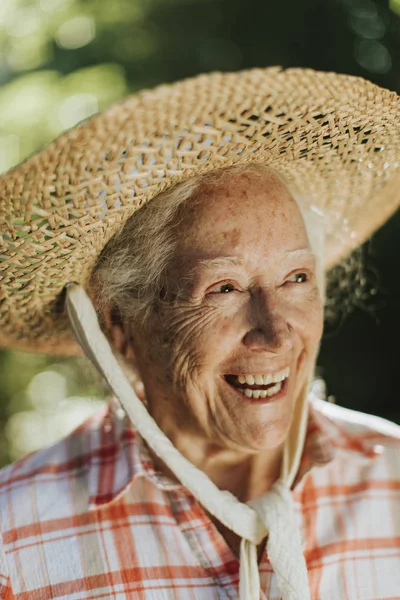 Porträt Einer Glücklichen Seniorin Mit Strohhut — Stockfoto