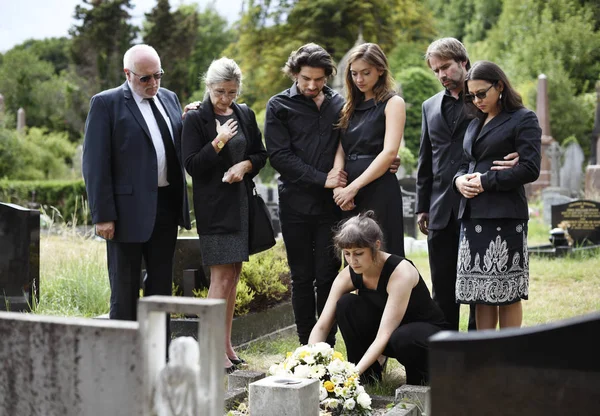 Family Laying Flowers Grave — Stock Photo, Image