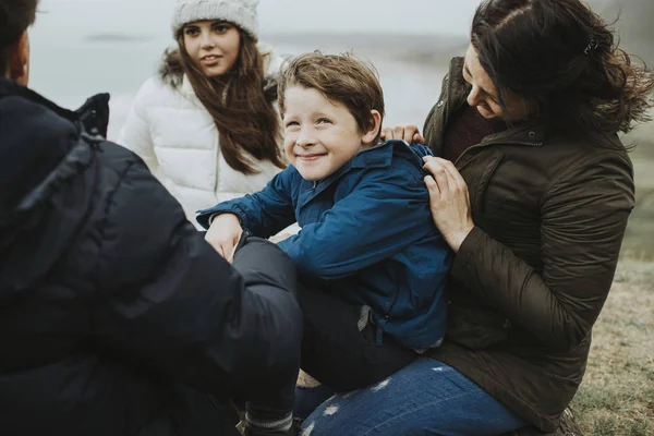Lycklig Familj Sitter Vid Stranden — Stockfoto