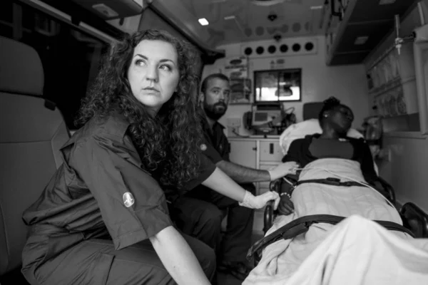 Sağlık Görevlileri Ile Bir Ambulans Bir Hastada — Stok fotoğraf