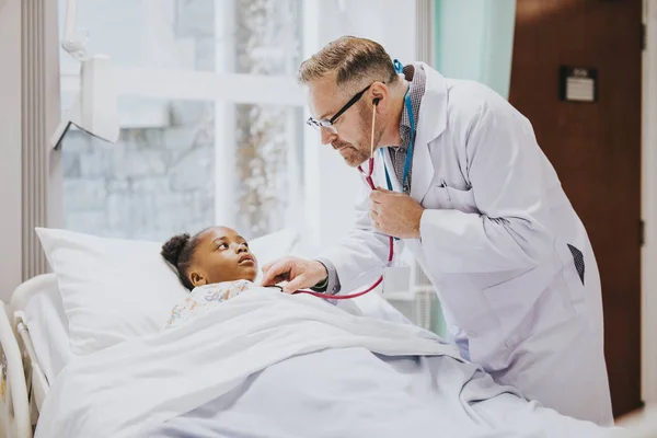 Médico Escuchando Latido Del Corazón Una Niña — Foto de Stock