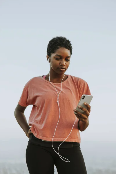 Mujer Escuchando Música Desde Teléfono —  Fotos de Stock