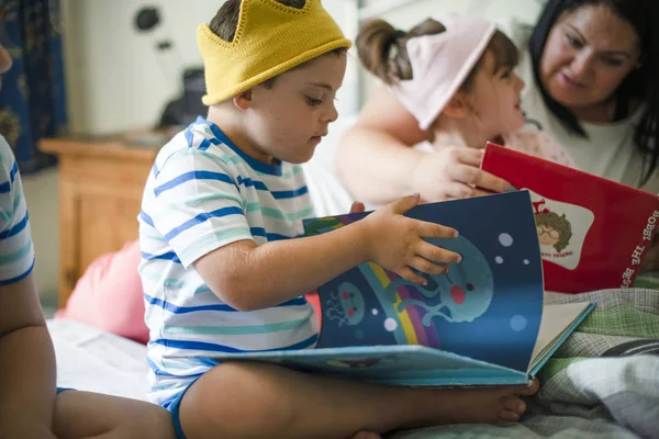 Moeder Lezen Een Verhaaltje — Stockfoto