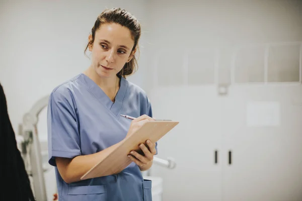 Jeune Infirmière Prenant Des Notes — Photo