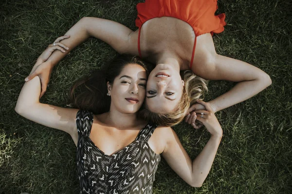 女同性恋夫妇躺在草地上 — 图库照片