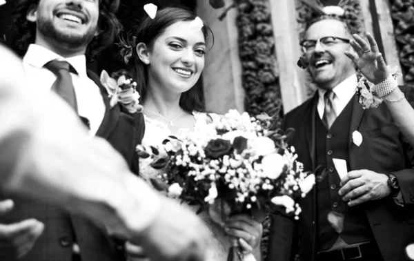Família Jogando Pétalas Rosa Noiva Recém Casada Noivo — Fotografia de Stock
