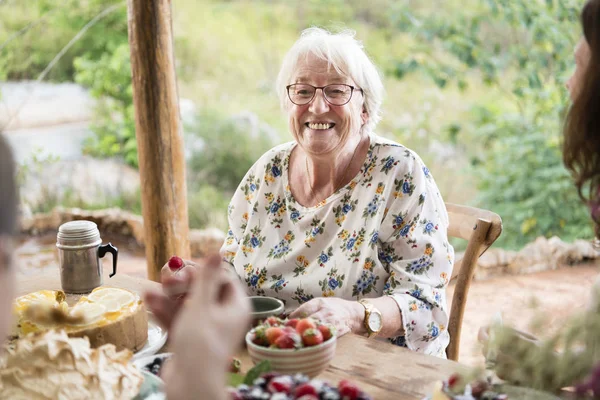 Alte Frau Genießt Ein Dessert Freien — Stockfoto