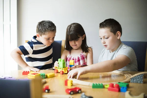 Hermanos Jugando Con Bloques Trenes Coches — Foto de Stock