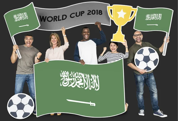 Diversos Fãs Futebol Segurando Bandeira Arábia Saudita — Fotografia de Stock