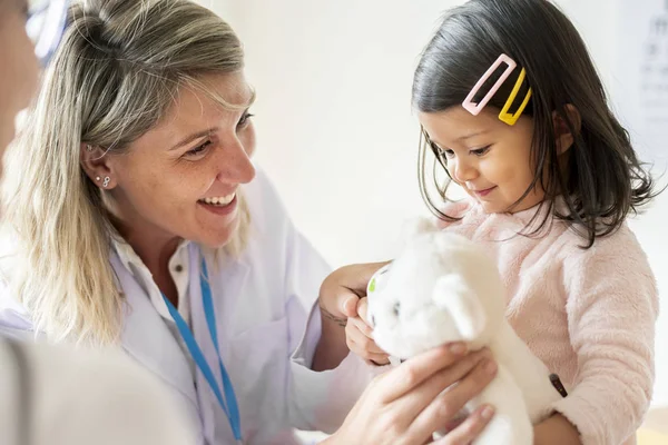 Pediatrician Examining Little Girl — Stock Photo, Image