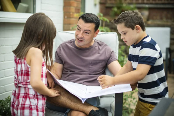 Father Reading Newspaper Children — Stock Photo, Image