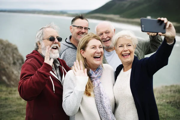 Sekelompok Senior Yang Bahagia Mengambil Selfie — Stok Foto