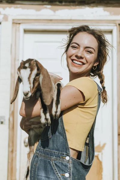 Retrato Uma Bela Jovem Com Uma Cabra — Fotografia de Stock