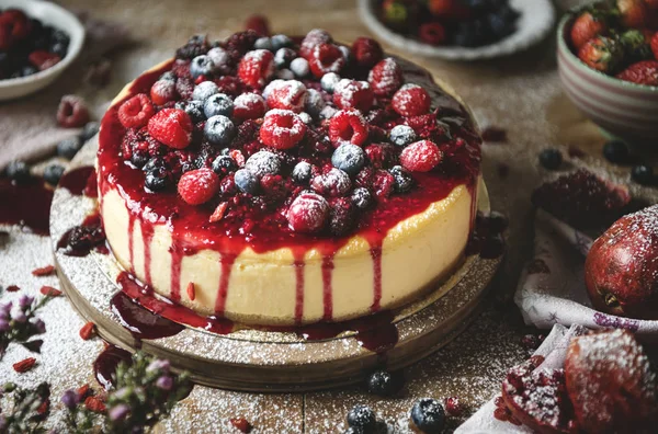 芝士蛋糕覆盖混合浆果 — 图库照片