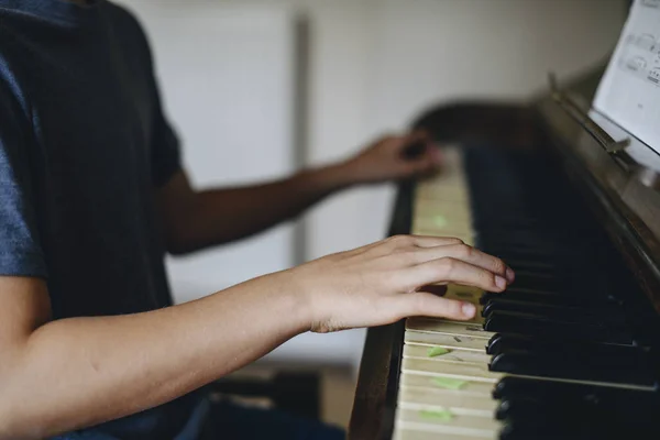 Jeune Garçon Jouant Piano — Photo