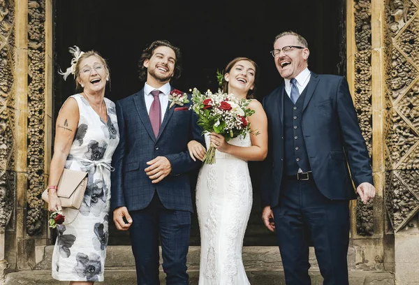 Nouveaux Mariés Avec Leur Famille Dehors Église — Photo