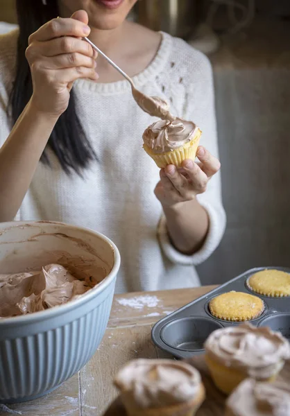 Mulher Adicionando Cobertura Chocolate Ideia Receita Fotografia Alimentos Cupcake — Fotografia de Stock