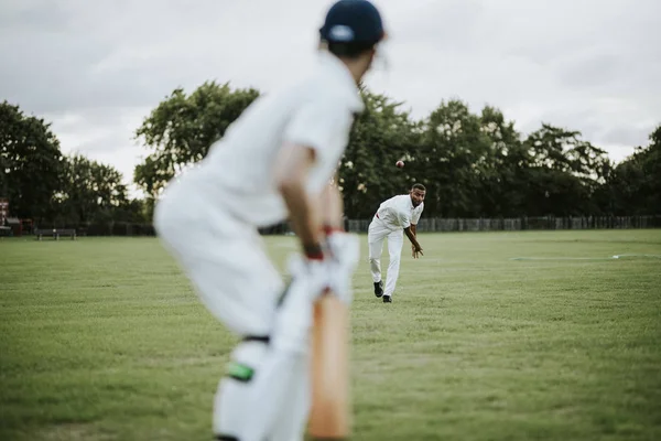 Cricket Bowler Throwing Ball — Stock Photo, Image