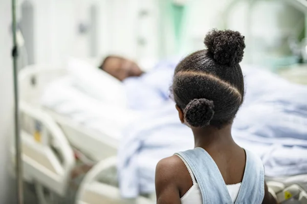 Dochter Kijken Naar Haar Grootmoeder Die Slapen Het Ziekenhuis — Stockfoto