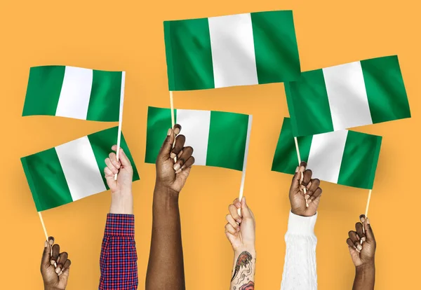 Hände Schwenken Die Fahnen Nigerias — Stockfoto