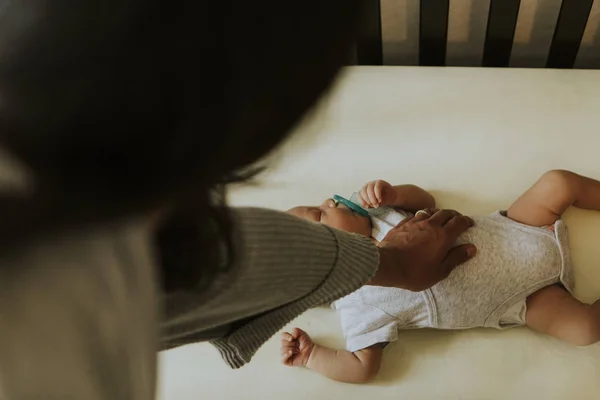 Mutter Kümmert Sich Schlafendes Baby — Stockfoto