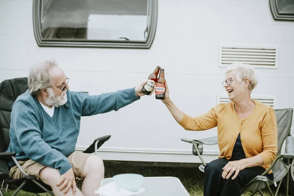 Happy Senior Orang Dentingan Botol Bir — Stok Foto