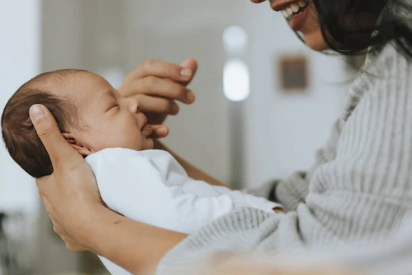 Modern Som Håller Hennes Spädbarn Baby — Stockfoto