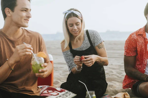 Diversos Amigos Desfrutando Uma Festa Praia — Fotografia de Stock