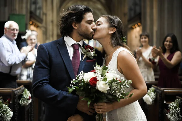 Можешь Поцеловать Невесту — стоковое фото
