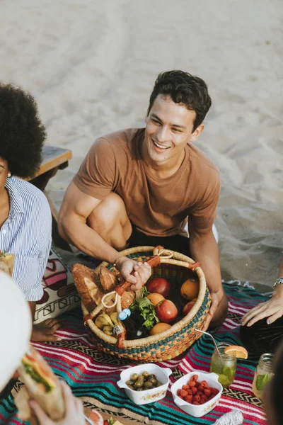 Amigos Disfrutando Picnic Playa Verano — Foto de Stock
