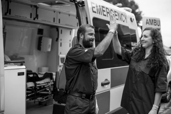 Sağlık Görevlileri Ambulans Ile Yerinde — Stok fotoğraf