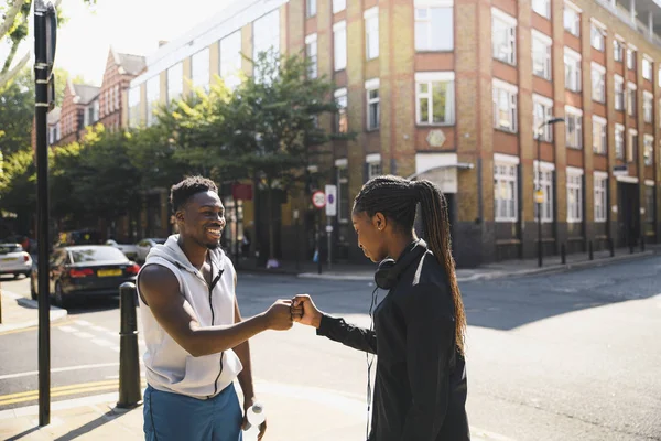 Amici Che Danno Pugno Londra — Foto Stock