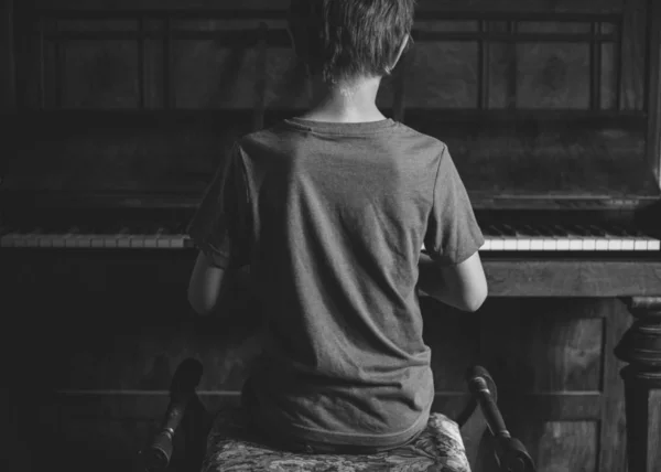 Giovane Ragazzo Che Suona Pianoforte — Foto Stock