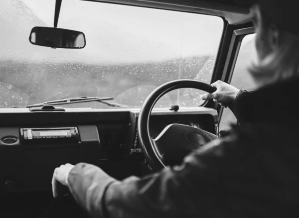 Άνθρωπος Οδήγηση Ενός Παλιού Suv Στα Υψίπεδα — Φωτογραφία Αρχείου