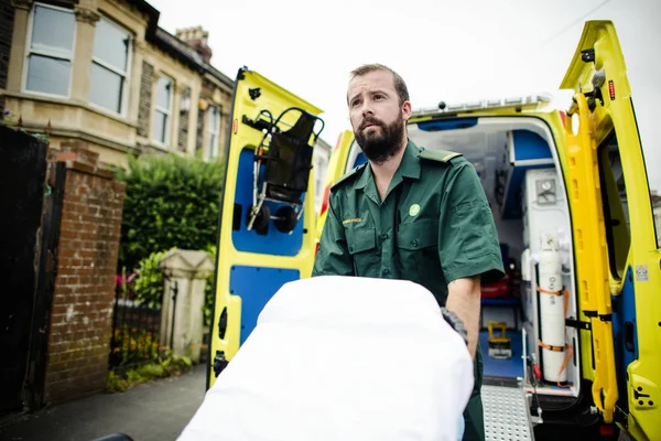 Ambulans Sedye Hareketli Erkek Sağlık Görevlisi — Stok fotoğraf