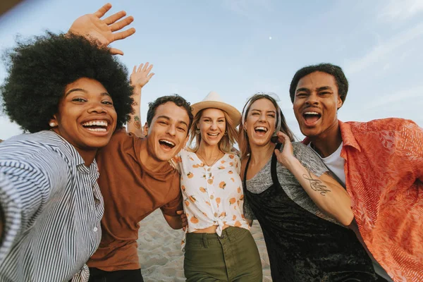 Grupo Diversos Amigos Tomando Una Selfie Playa — Foto de Stock